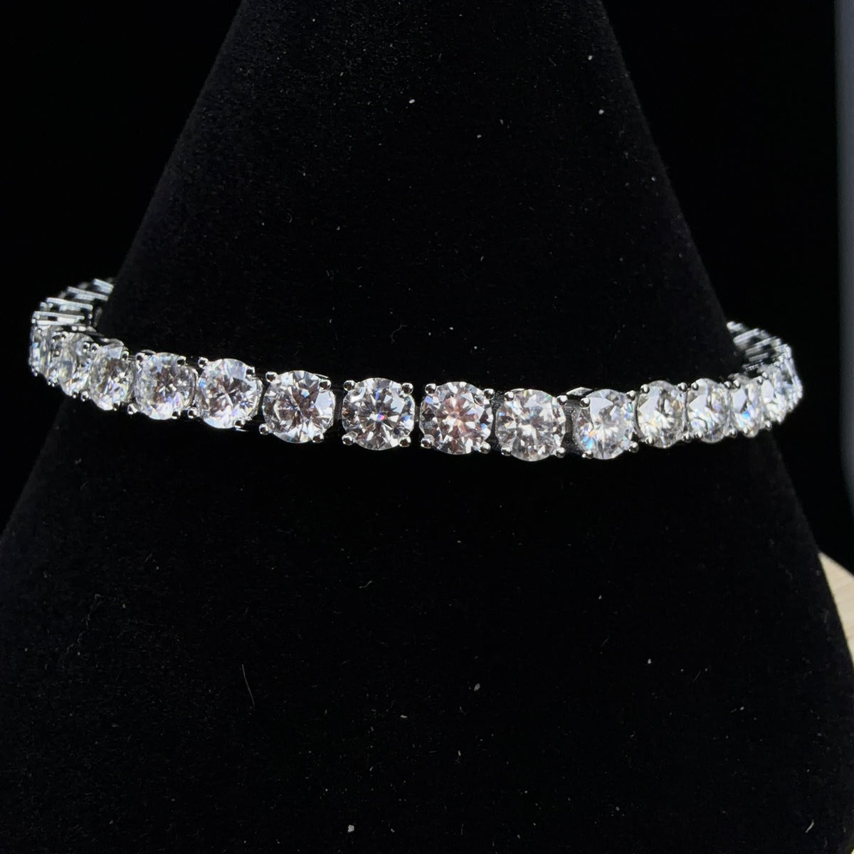 Luxurious 925 Sterling Silver Moissanite 15ct 4MM Tennis Bracelet, 7in (2)
