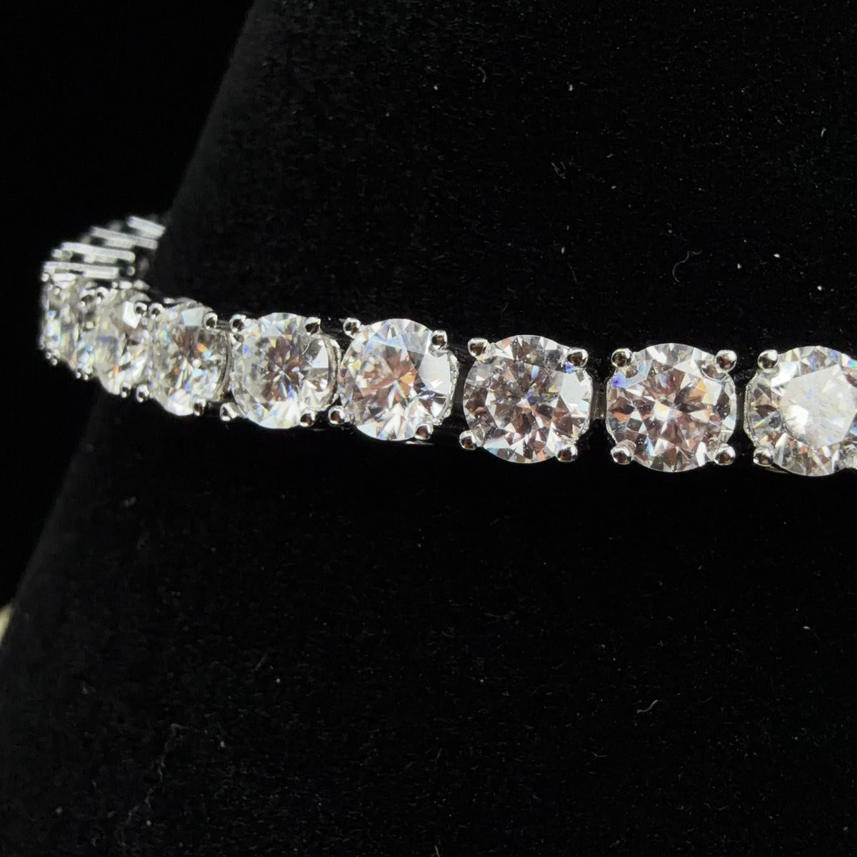 Luxurious 925 Sterling Silver Moissanite 15ct 4MM Tennis Bracelet, 7in (3)