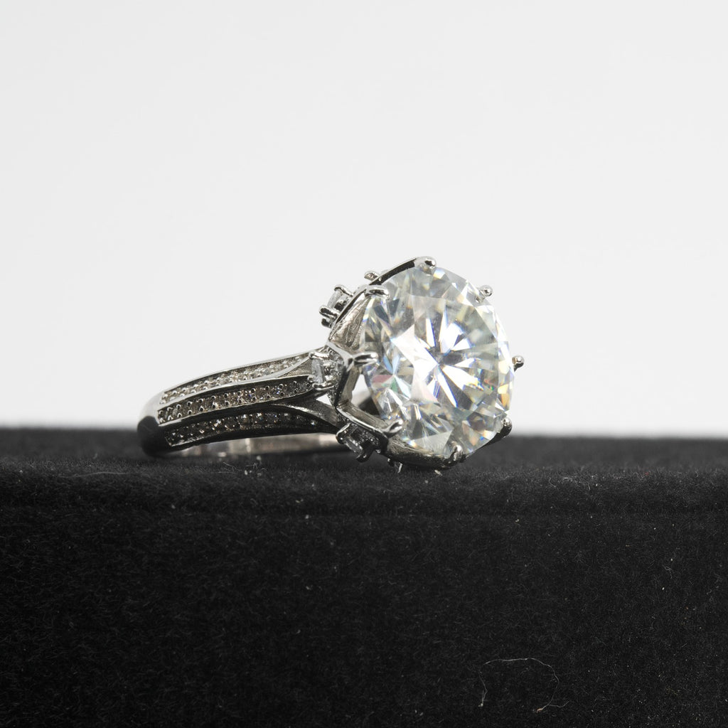 Round Brilliant Moissanite Split-Shank Pavé Engagement Ring in Silver (4)