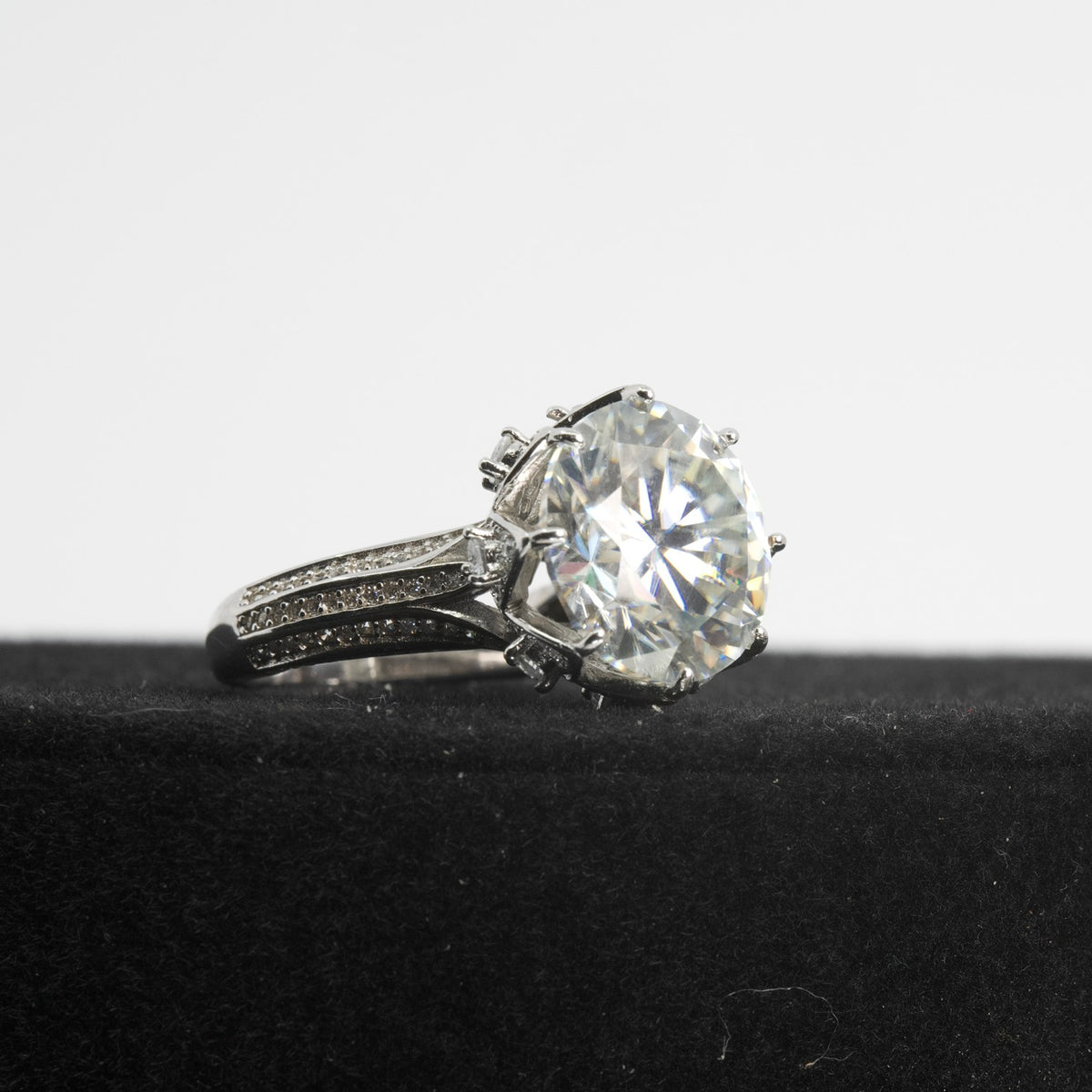Round Brilliant Moissanite Split-Shank Pavé Engagement Ring in Silver (4)