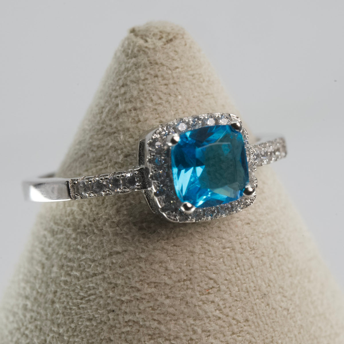 Cushion-Cut Blue Aquamarine Halo Ring in Silver (3)