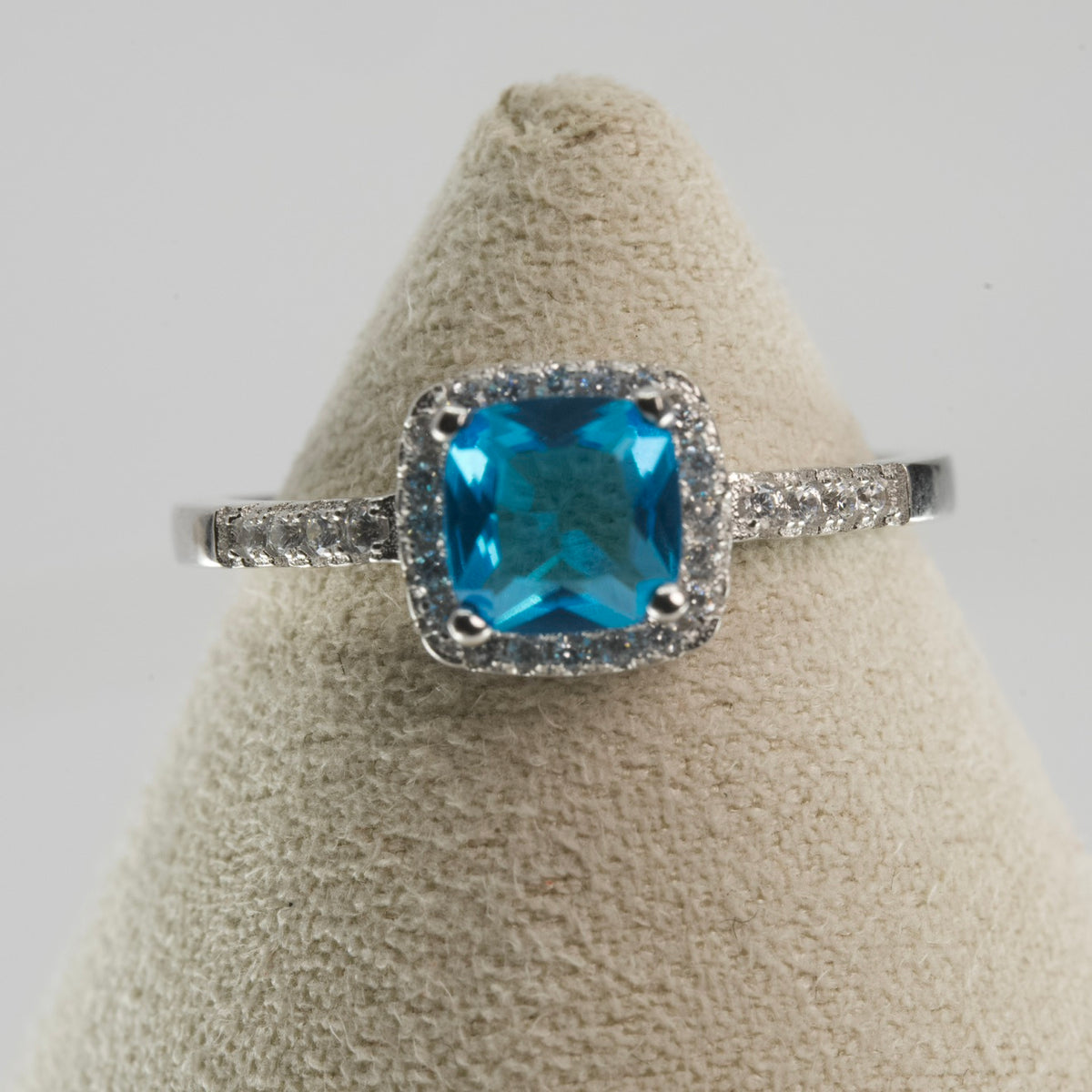 Cushion-Cut Blue Aquamarine Halo Ring in Silver (4)