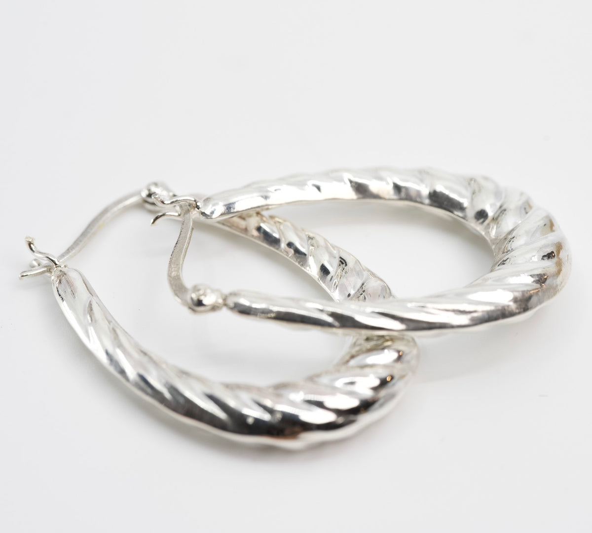 Twisted Rope Oval Hoop Earrings in Silver (2)