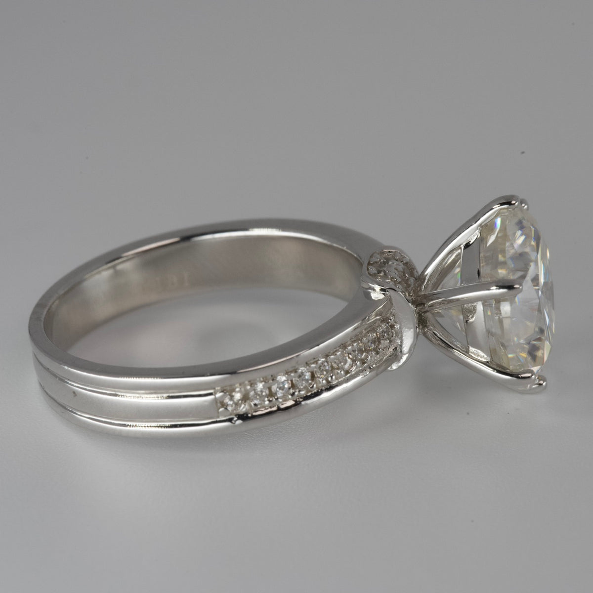 925 Sterling Silver Six-Prong Moissanite Solitaire Ring with Pavé Accents, 5ct, Size 8 (2)