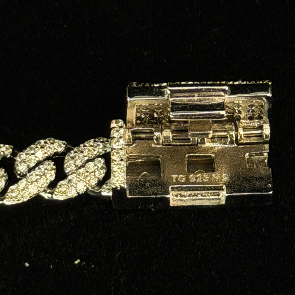 Luxurious 16in Miami Cuban Chain in 925 Sterling Silver with 12ct Moissanite, 6mm (3)